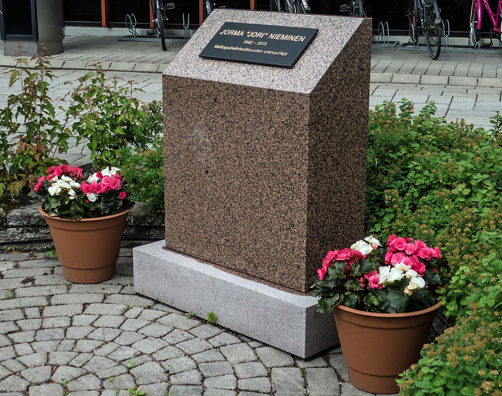 Jorma U. Niemisen muistomerkki